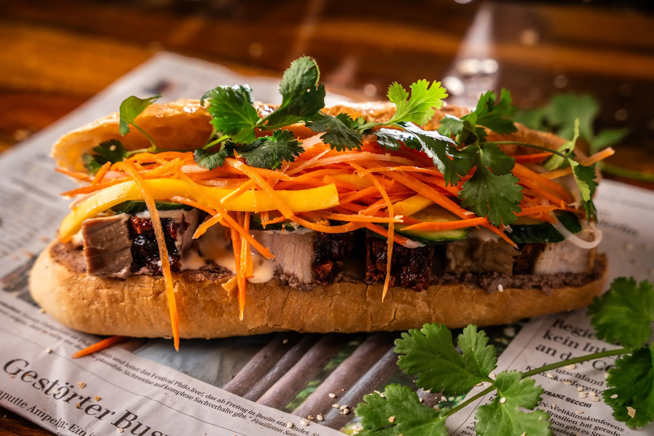 Iron Bacon Bánh Mì mit knusprigem Schweinebauch